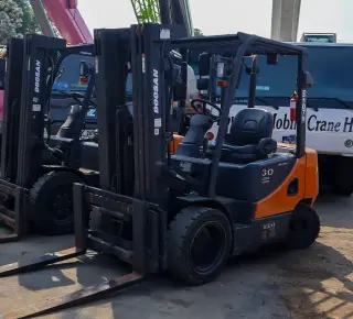 Picture of an orange 3 ton Doosan Pro 5 forklift